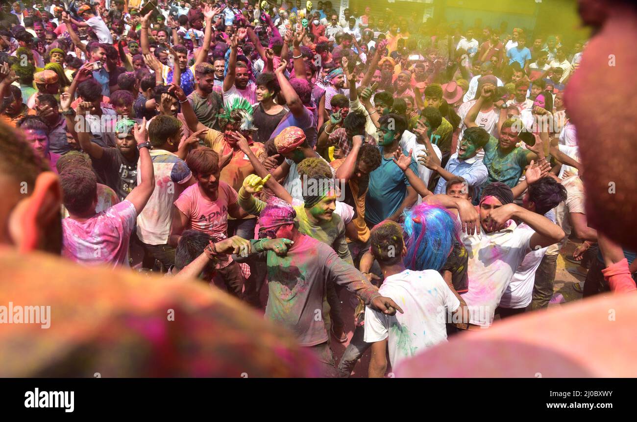 Guwahati, India. 18th Mar 2022. I giovani giocano con il colore durante la celebrazione di Holi, il festival indù dei colori in Guwahati Assam India Venerdì 18th marzo 2022. Credit: ZUMA Press, Inc./Alamy Live News Foto Stock