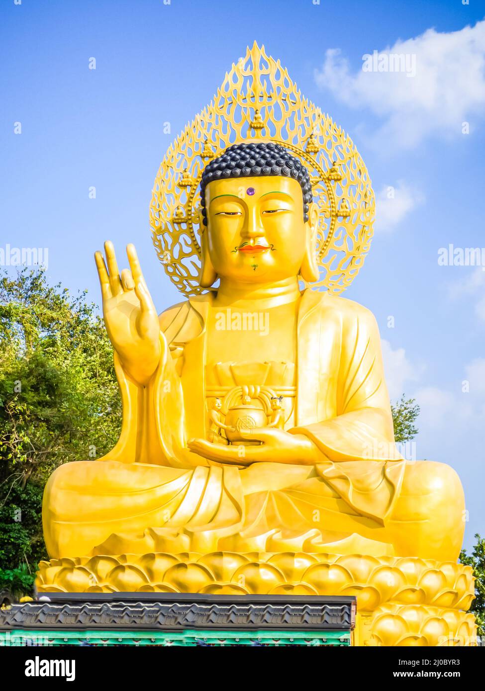 Oro Buddha Gigante, principale statua del Buddha al tempio Sanbanggulsa, Sanbanggulsa è in Jeju-Do, Jeju Island in Corea del Sud Foto Stock