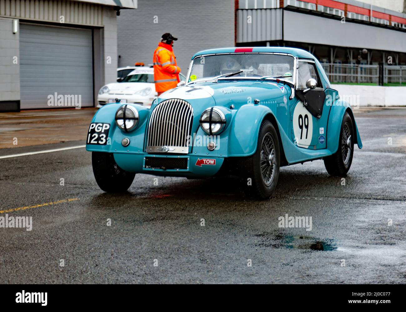 Kevin Kivlochan, alla guida del suo Blue, 1961, Morgan Plus 4 Supersport 'Choc ices', nella corsia National Pit durante le qualifiche per il RAC Tourist Trophy Foto Stock