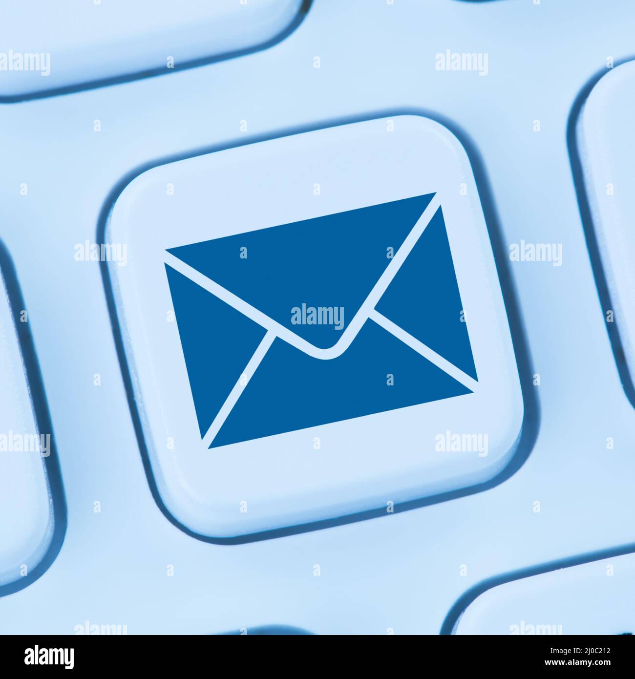 E-mail lettera inviare online computer internet tastiera blu web Foto Stock