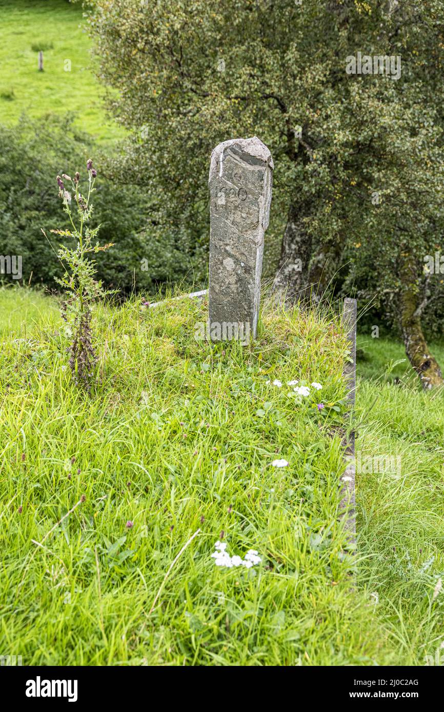 La pietra soldato che segna la tomba di un soldato delle Highland (morto dopo la battaglia di Cromdale nel 1690) vicino a Ruthven., Moray, Scozia Regno Unito. Foto Stock