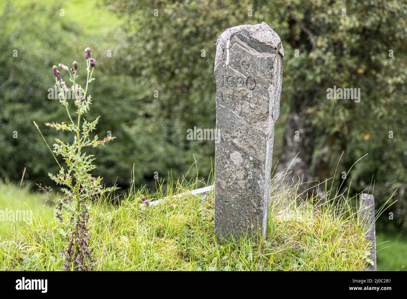 La pietra soldato che segna la tomba di un soldato delle Highland (morto dopo la battaglia di Cromdale nel 1690) vicino a Ruthven., Moray, Scozia Regno Unito. Foto Stock