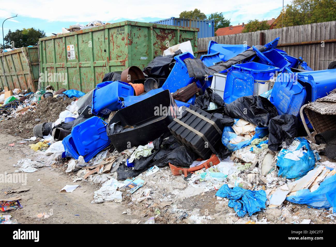 Plastikmüll auf einem Recyclinghof / rifiuti di plastica presso un centro di riciclaggio Foto Stock