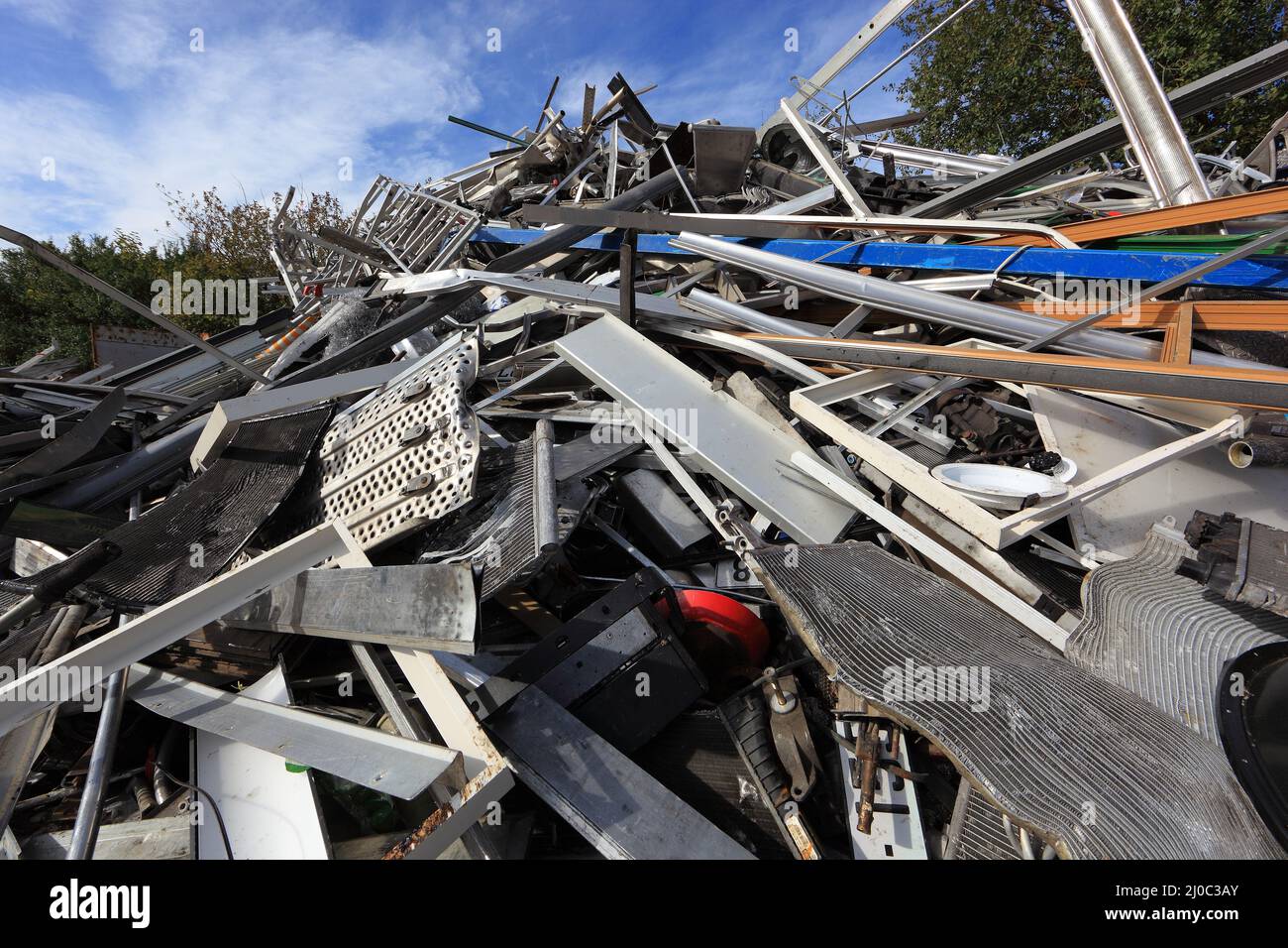 Altmetall, Aluminium und Edelstahl aus Industrieabriß, zum Riciclo gelaert / Scrap metallo, alluminio e acciaio inossidabile da demolizione industriale Foto Stock