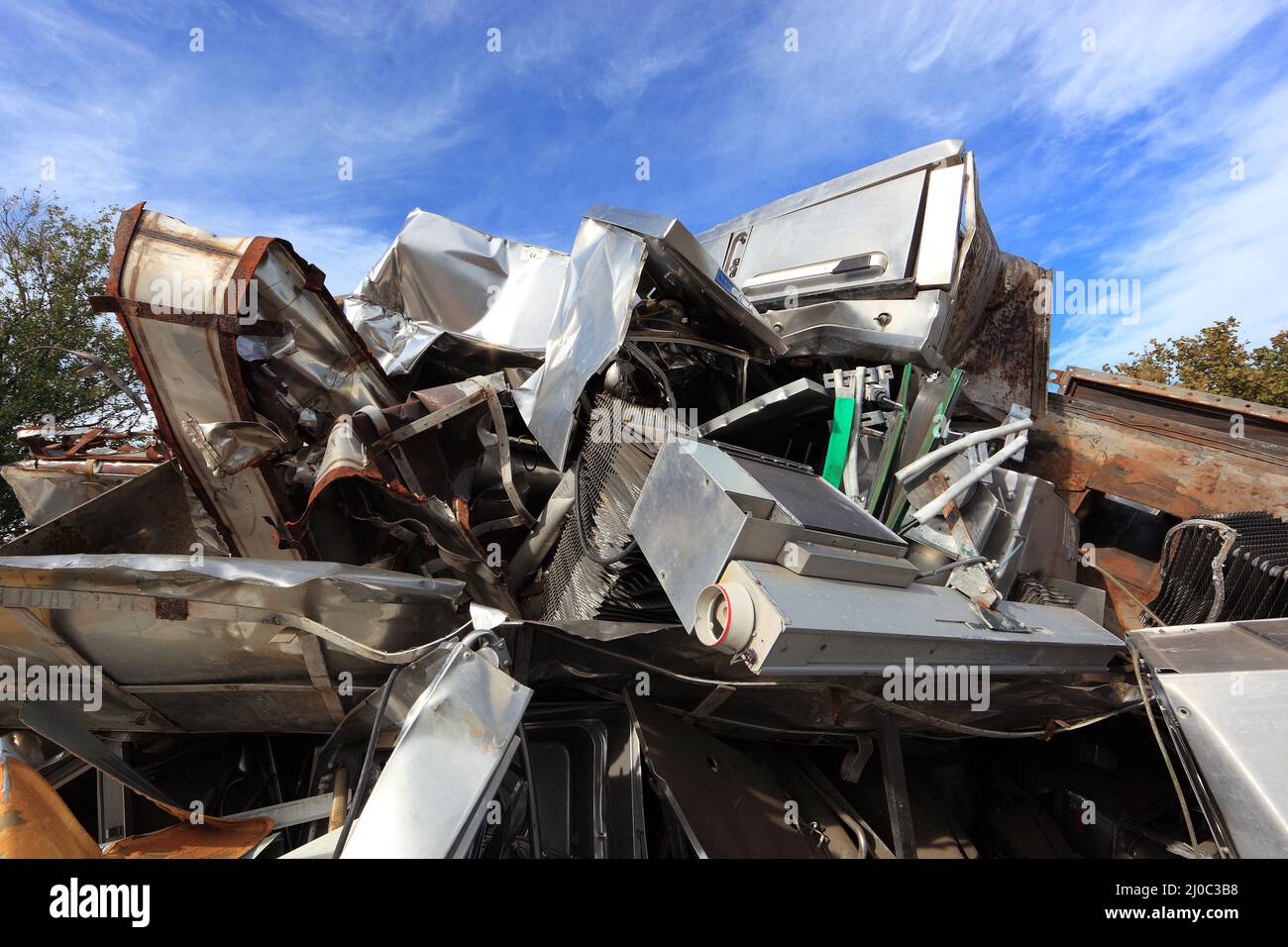 Altmetall, Aluminium und Edelstahl aus Industrieabriß, zum Riciclo gelaert / Scrap metallo, alluminio e acciaio inossidabile da demolizione industriale Foto Stock