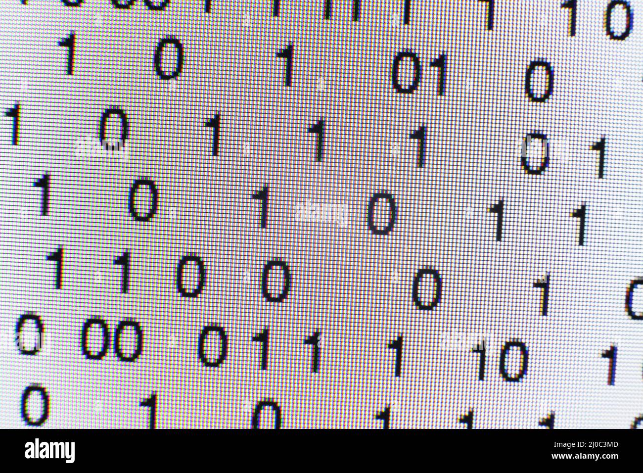 Codice binario sullo schermo di un computer Foto Stock
