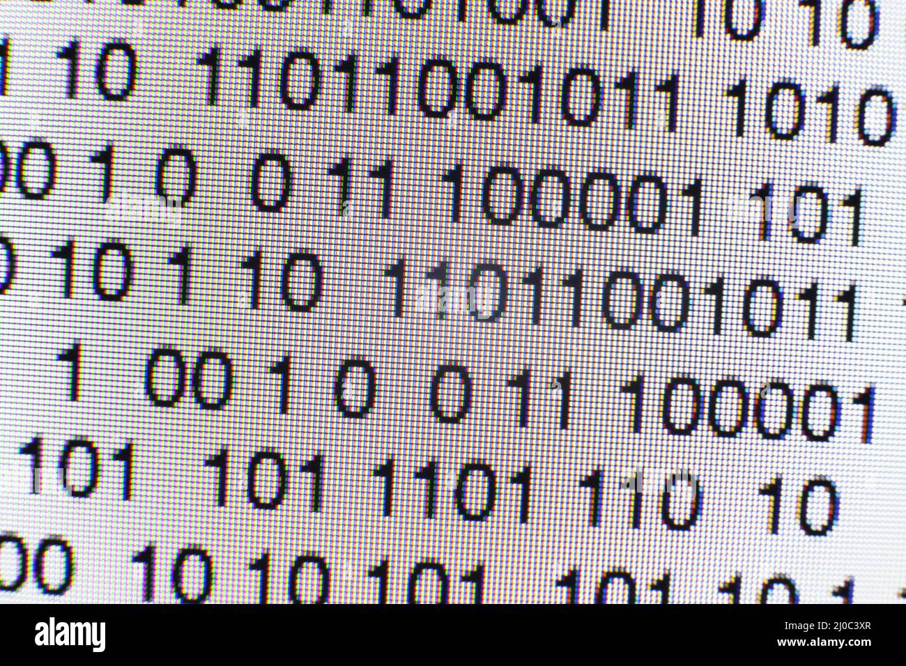 Codice binario sullo schermo di un computer Foto Stock