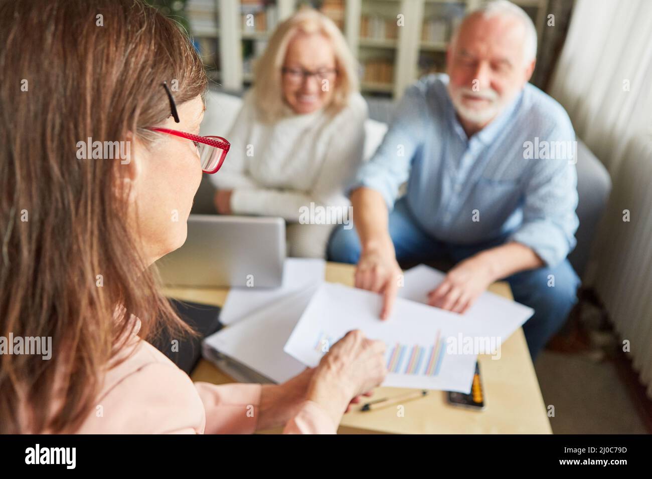 Il consulente fiscale o il consulente senior e gli anziani discutono del piano di risparmio per la fornitura di servizi di vecchiaia Foto Stock
