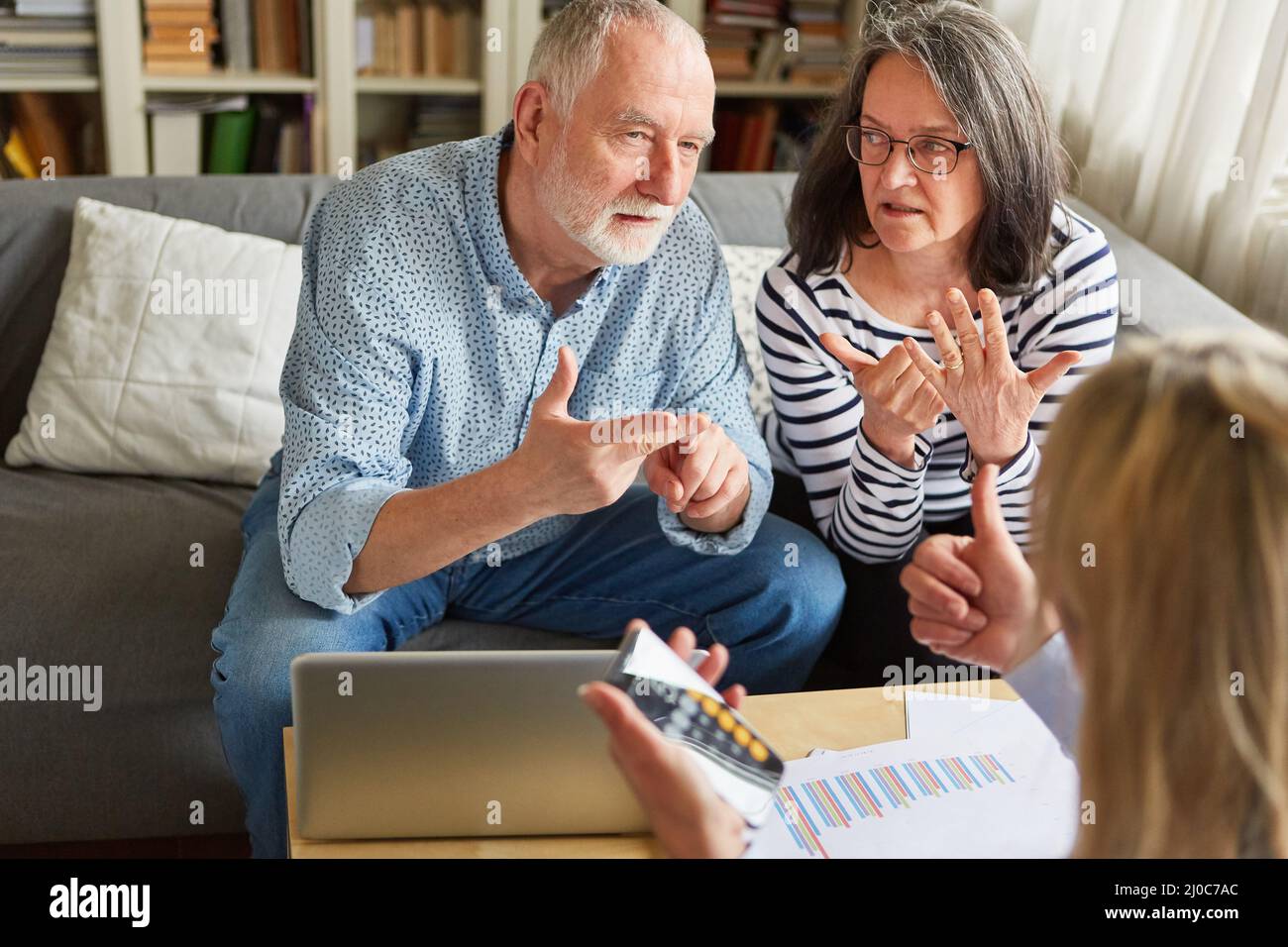 Senior Couple e Financial Advisor calcolare il finanziamento del piano di pensionamento e i costi di assistenza Foto Stock
