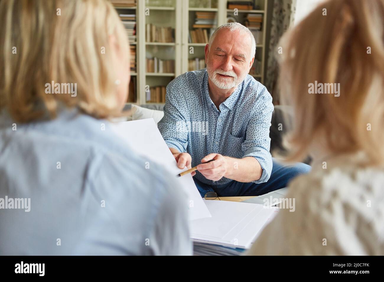 I consulenti finanziari forniscono suggerimenti su come finanziare le cure in vecchiaia e su come coprire il divario pensionistico Foto Stock
