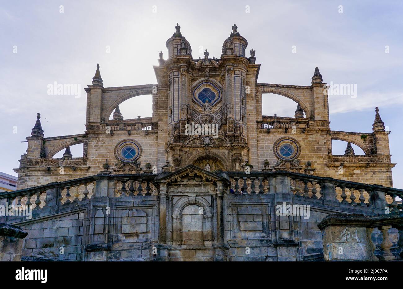 Jerez de la Frontera, Spagna - 12 marzo 2022: Vista ravvicinata della cattedrale storica di Jerez de la Frontera Foto Stock
