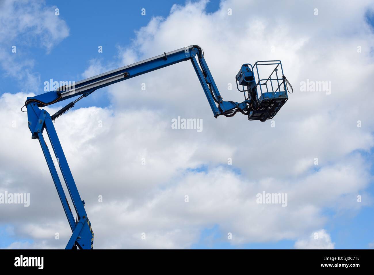 Piattaforma di sollevamento per raccoglitrice di ciliegie con braccio telescopico su un cantiere per raggiungere l'alto nel settore edile Foto Stock