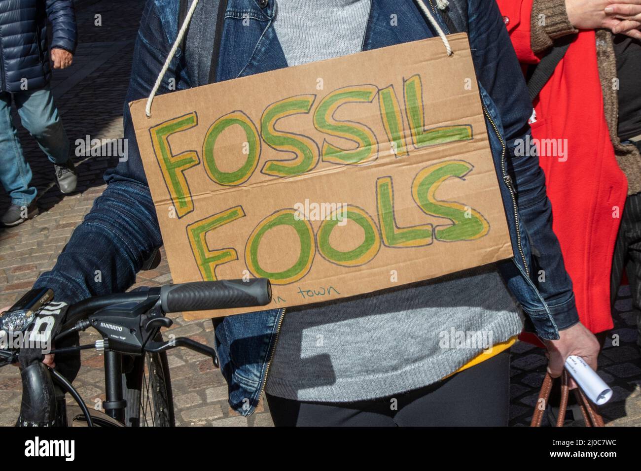 Fossil Fools proteste campagne contro il governo gruppi a Blackpool, Lancashire. 18 marzo 2022; Boris Johnson tornerà a Blackpool Winter Gardens, per la Conferenza primaverile del Partito conservatore. L'arrivo dei delegati per due giorni di discorsi e dibattiti sarà l'evento più di alto profilo del nuovo complesso da quando sono stati completati i lavori di ristrutturazione. Credit: MediaWorldImages/AlamyLiveNews Foto Stock