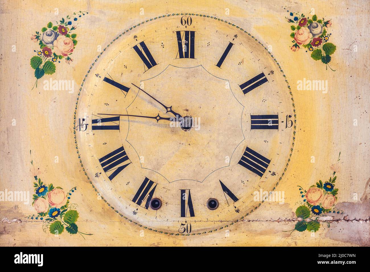 Antico orologio ornamentale con decorazione floreale dipinta a mano Foto Stock