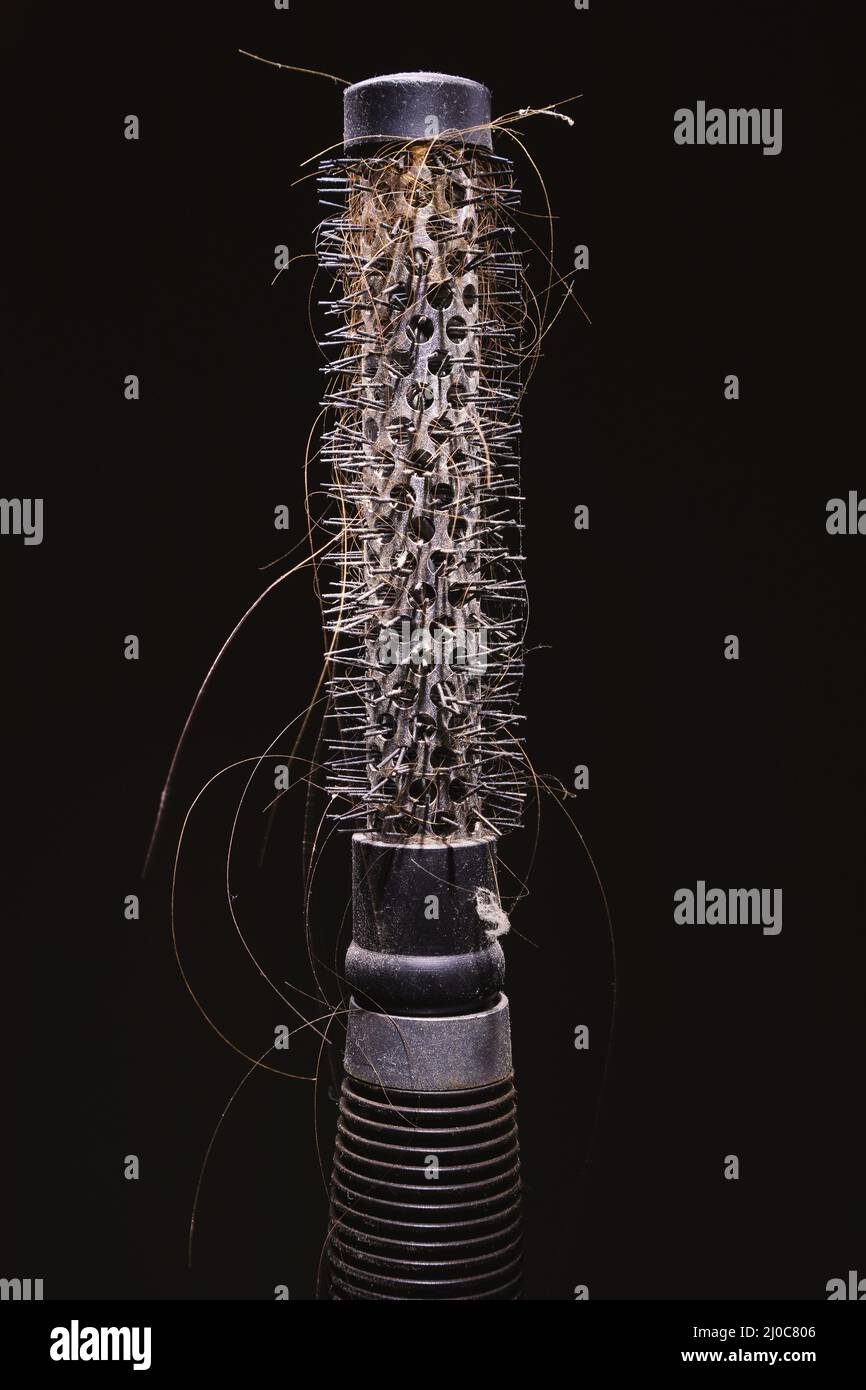 Vista closeup di vecchio sporco e usato spazzola con sporcizia e capelli su di esso. Foto Stock