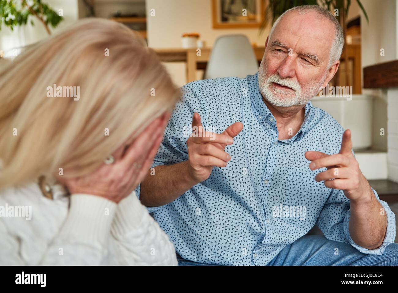 Violenza domestica e gelosia in coppia degli anziani con la moglie piangente e l'anziano spoldante Foto Stock