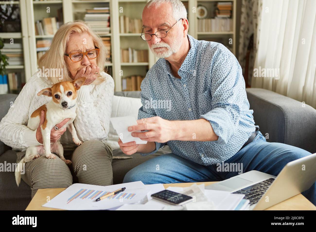 La coppia anziana si preoccupava di esaminare i costi e le spese di contabilità e deposito fiscale Foto Stock