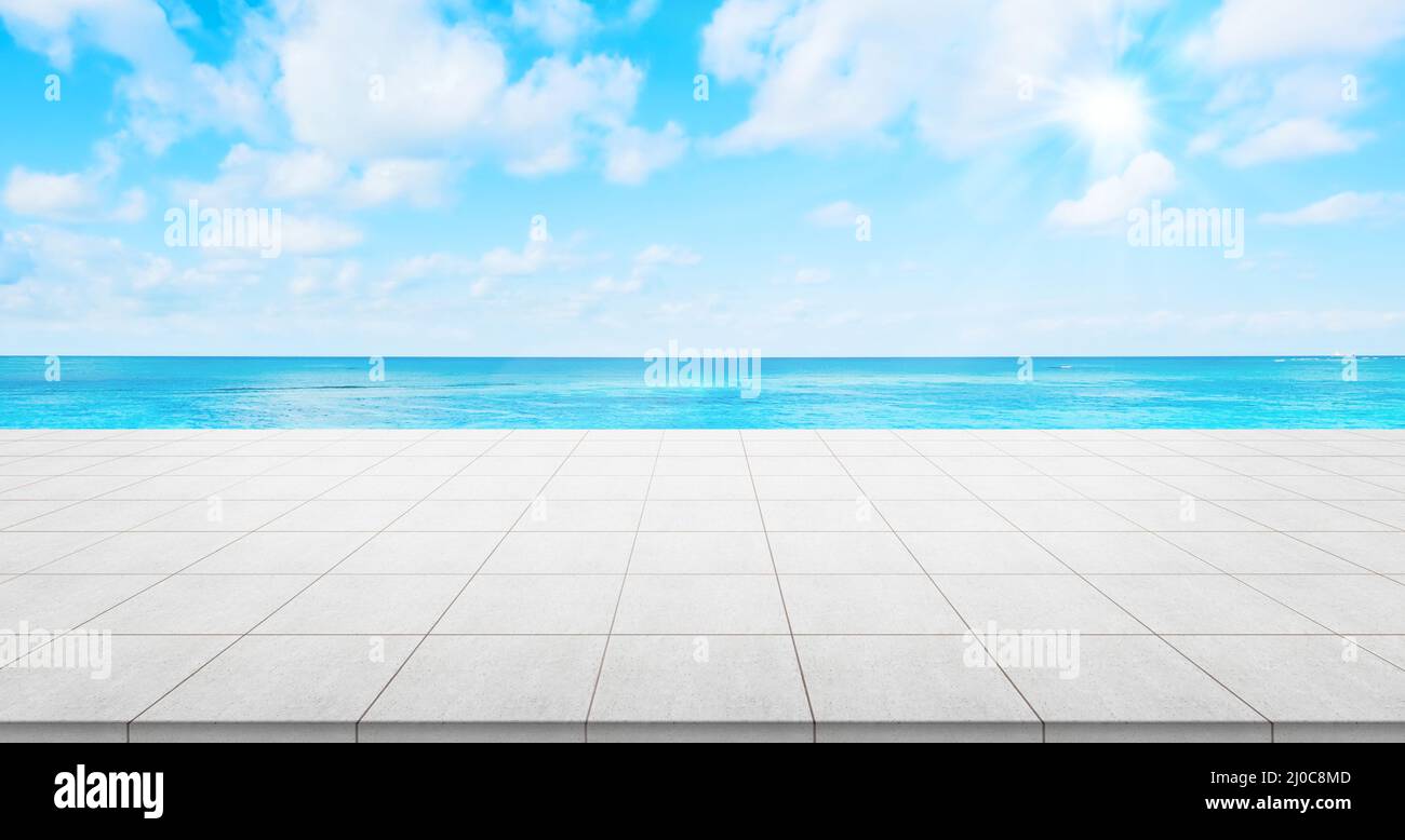 Business Concept - piano in cemento vuoto con vista panoramica dell'oceano sotto l'alba e cielo luminoso blu del mattino per esposizione o m. Foto Stock