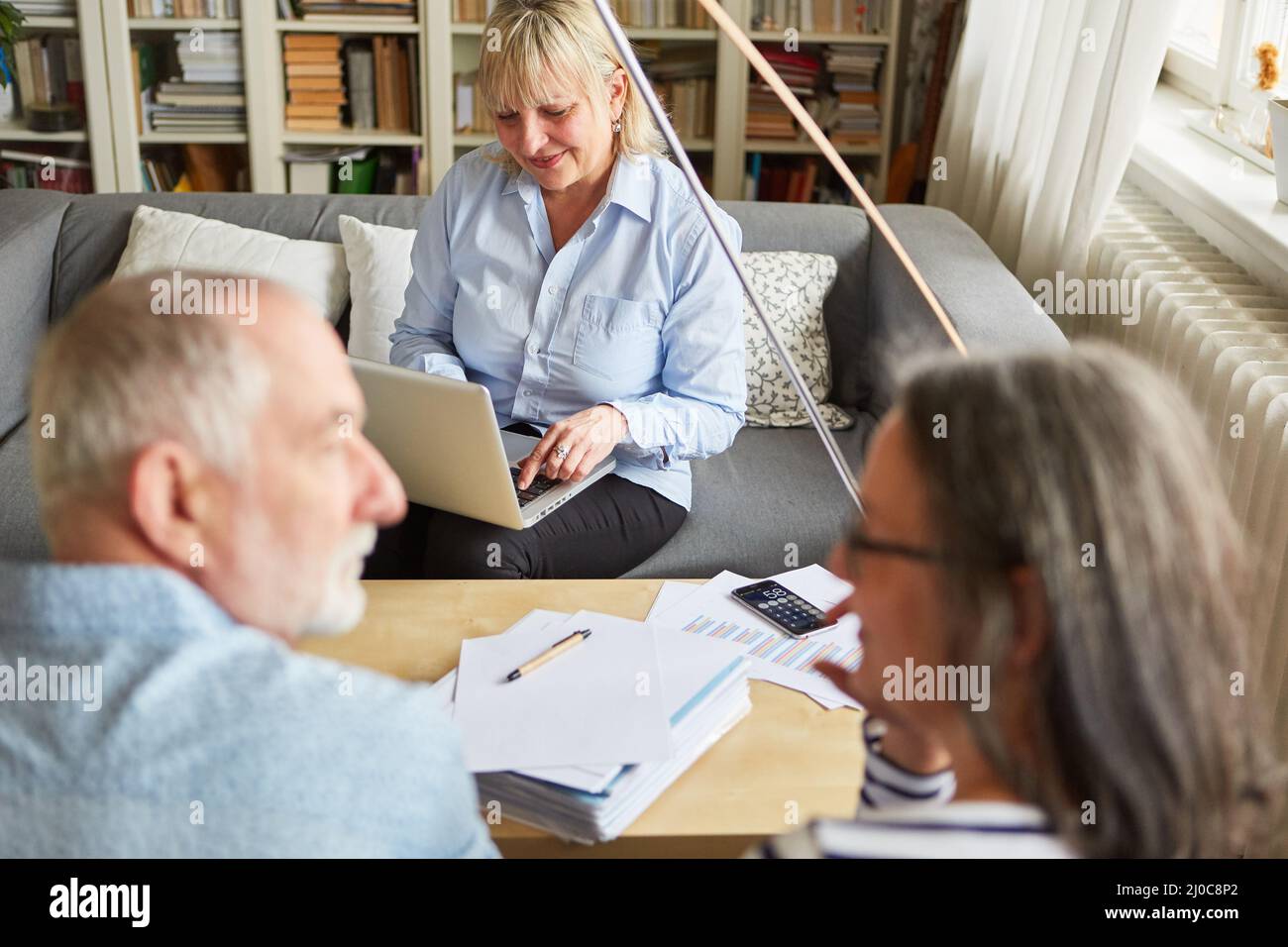 Consulente fiscale presso il computer e gli anziani in una consultazione sulla pensione e la vecchiaia Foto Stock
