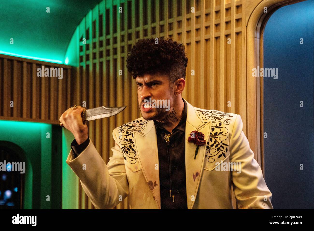 USA. Bad Bunny nel (C)Sony Pictures Entertainment nuovo film: Bullet Train (2022). Trama: Cinque assassini a bordo di un treno ad alta velocità Scopri che le loro missioni hanno qualcosa in comune. Rif: LMK106-J7983-160322 fornito da LMKMEDIA. Solo editoriale. Landmark Media non è il proprietario di copyright di questi filmati o TV, ma fornisce un servizio solo per i media outlet riconosciuti. pictures@lmkmedia.com Foto Stock