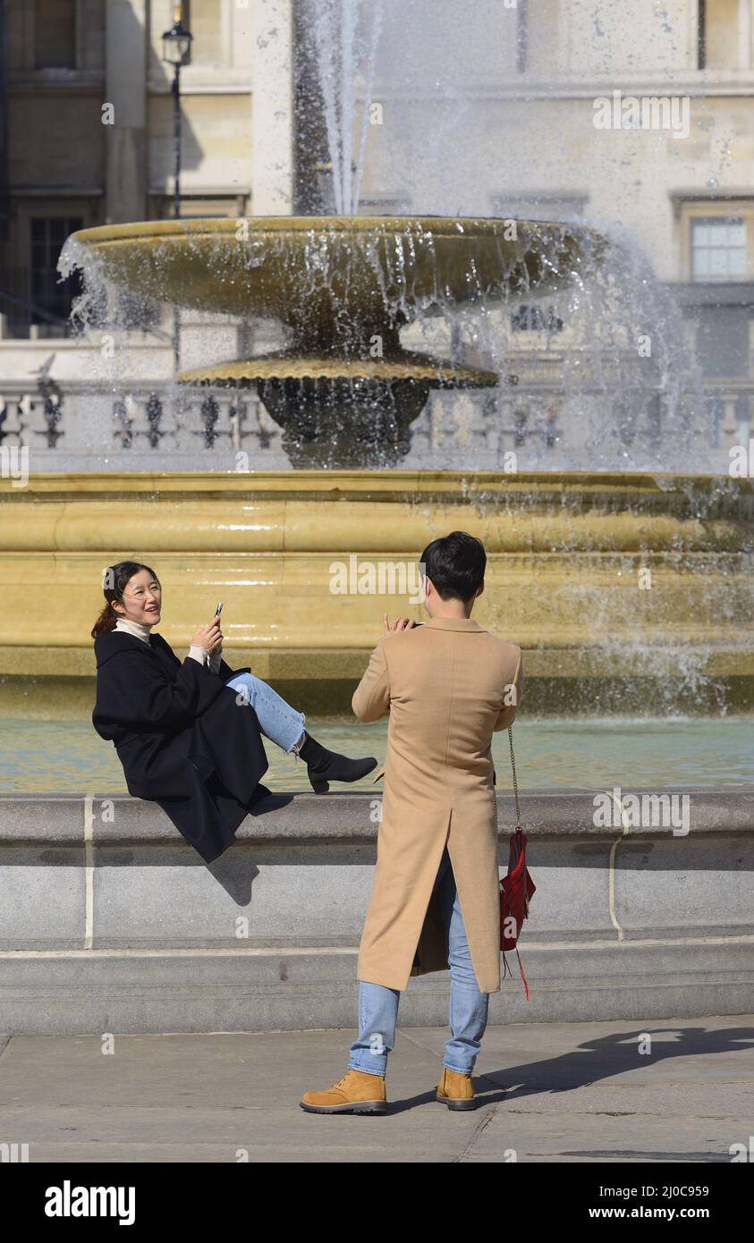 Londra, Inghilterra, Regno Unito. Due donne asiatiche in posa per una foto a Trafalgar Square. Marzo 2022 Foto Stock