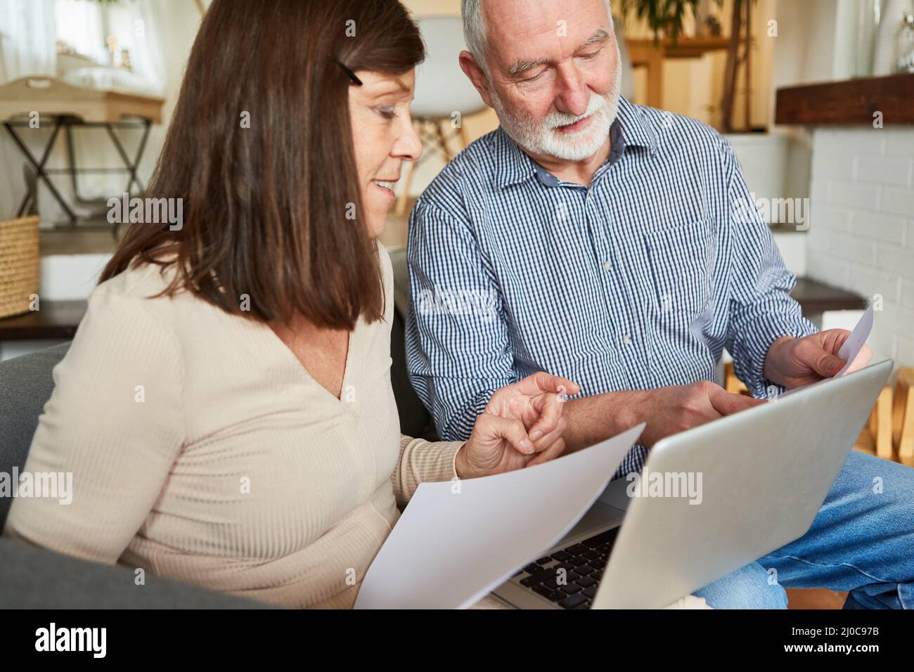 La coppia senior realizza insieme un piano finanziario per garantire il divario pensionistico in futuro Foto Stock