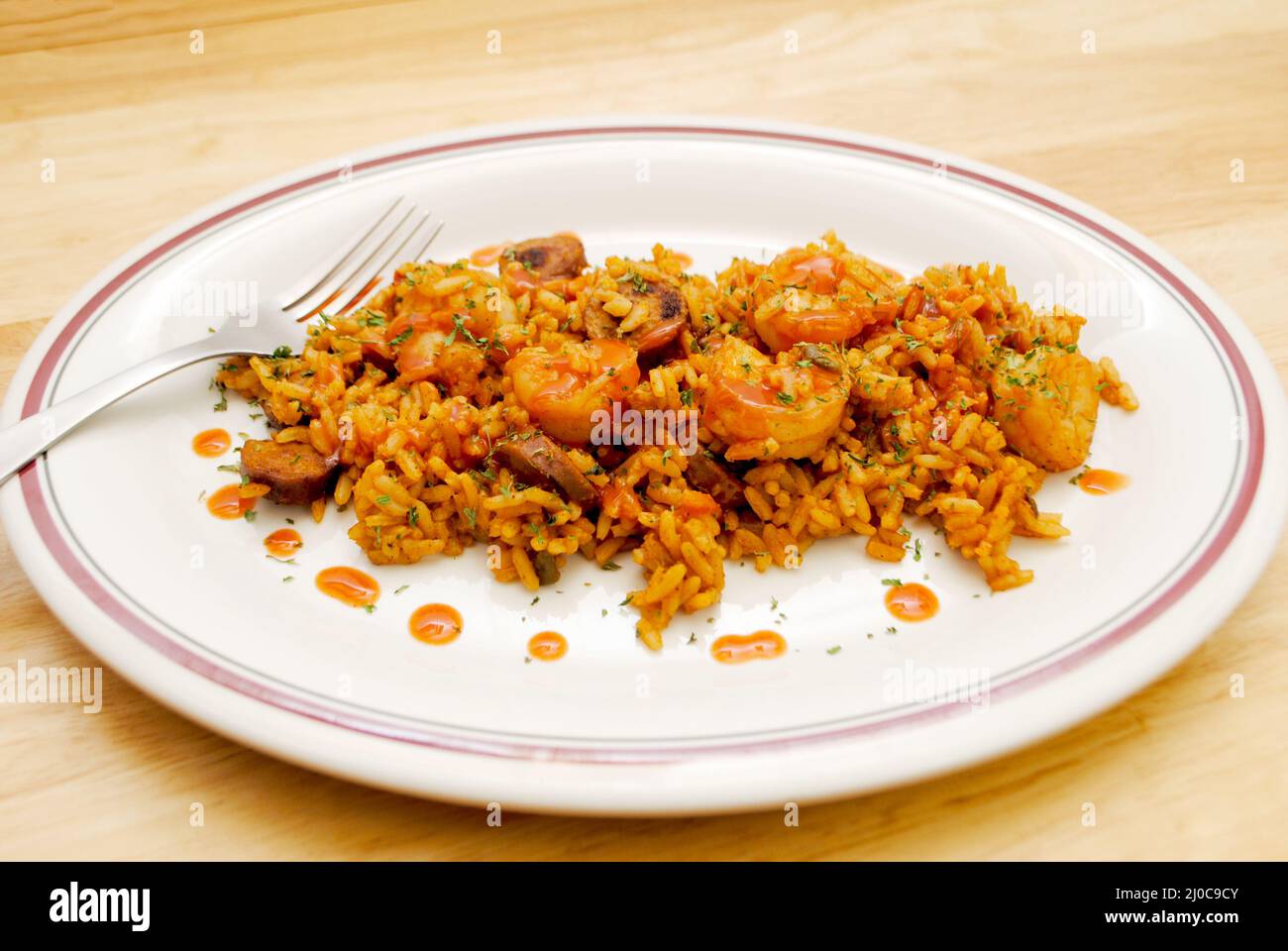 Piatto di riso Jambalaya caldo e piccante con gamberi e salsicce Foto Stock