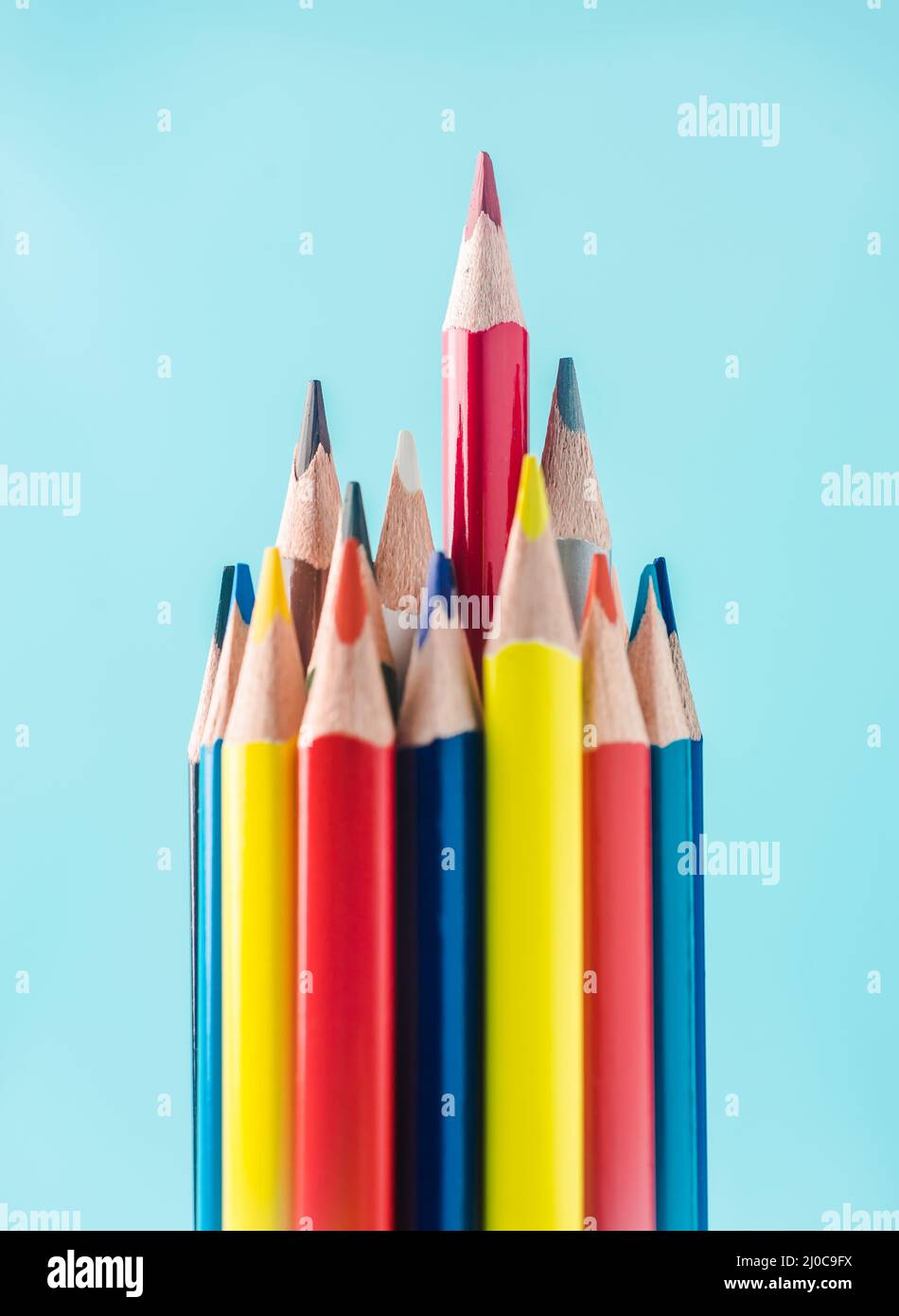 Concetto aziendale - matita a colori su sfondo di carta blu. È il simbolo del lavoro di squadra Foto Stock