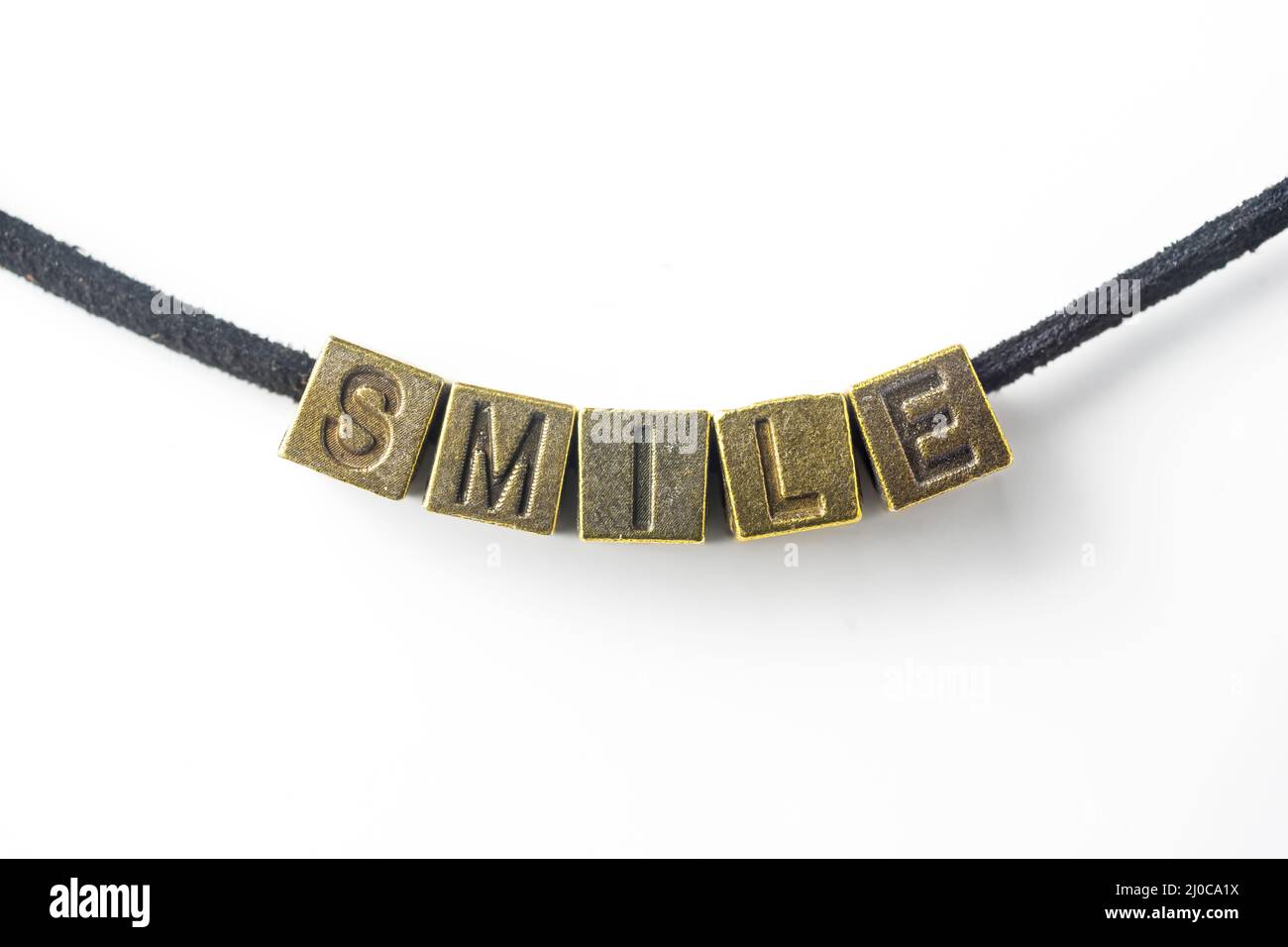 Concetto di design creativo - vista dall'alto di metallo cubo parola sorriso link con linea Foto Stock