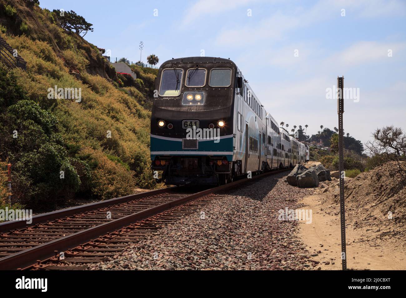 Il treno si muove lungo le vie che corrono attraverso San Clemente membro Beach Foto Stock