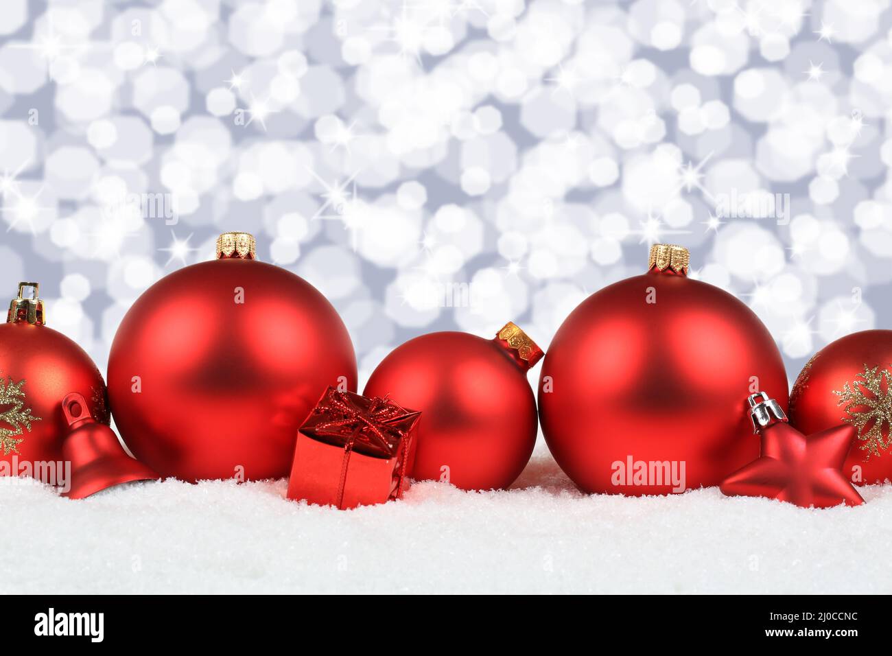 Natale rosso palline sfondo decorazione inverno neve testo spazio libero Foto Stock