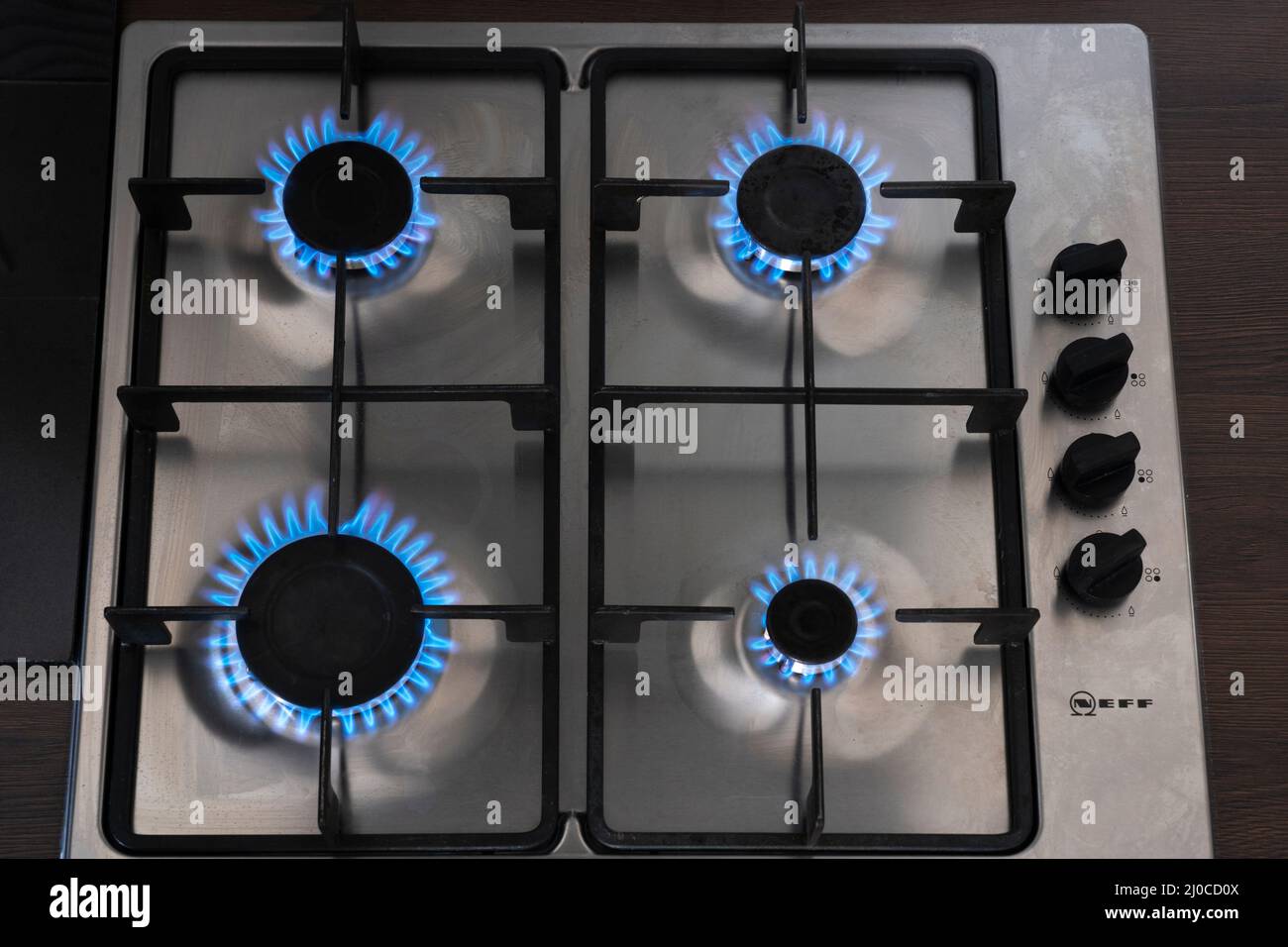 Fiamme blu su un fornello a gas naturale in Inghilterra. Tema: Tetto dei prezzi dell'energia, bollette energetiche in aumento, fornitura di gas, forniture di gas, gas russo, gonfiaggio elevato Foto Stock