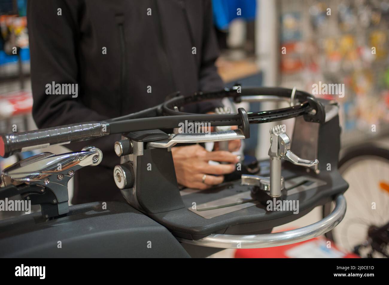 Stringing macchina. Tennista che fa il racket che stringe nella sua officina Foto Stock