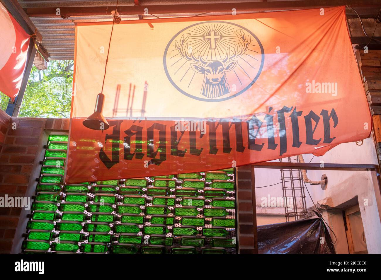 Managua Nicaragua 16th marzo 2022: Una bandiera con il logo e l'emblema del marchio Jagermeister è appesa al muro di un bar Foto Stock