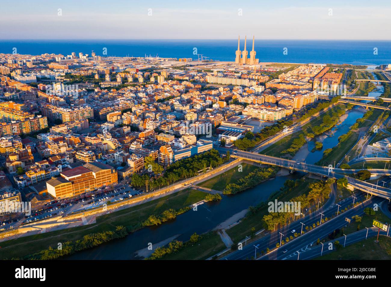 Vista aerea di Badalona e Sant Adria de Besos sul fiume Besos, Spagna Foto Stock