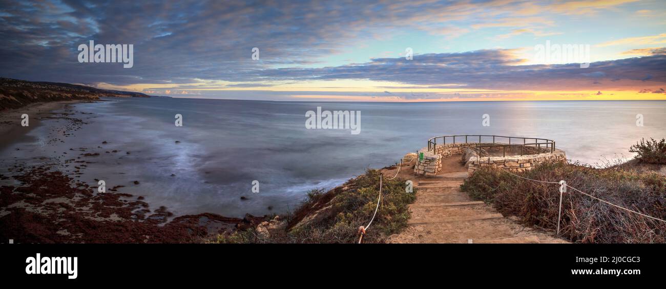 Tramonto in una vista in pietra che si affaccia Crystal Cove state Park Beach Foto Stock