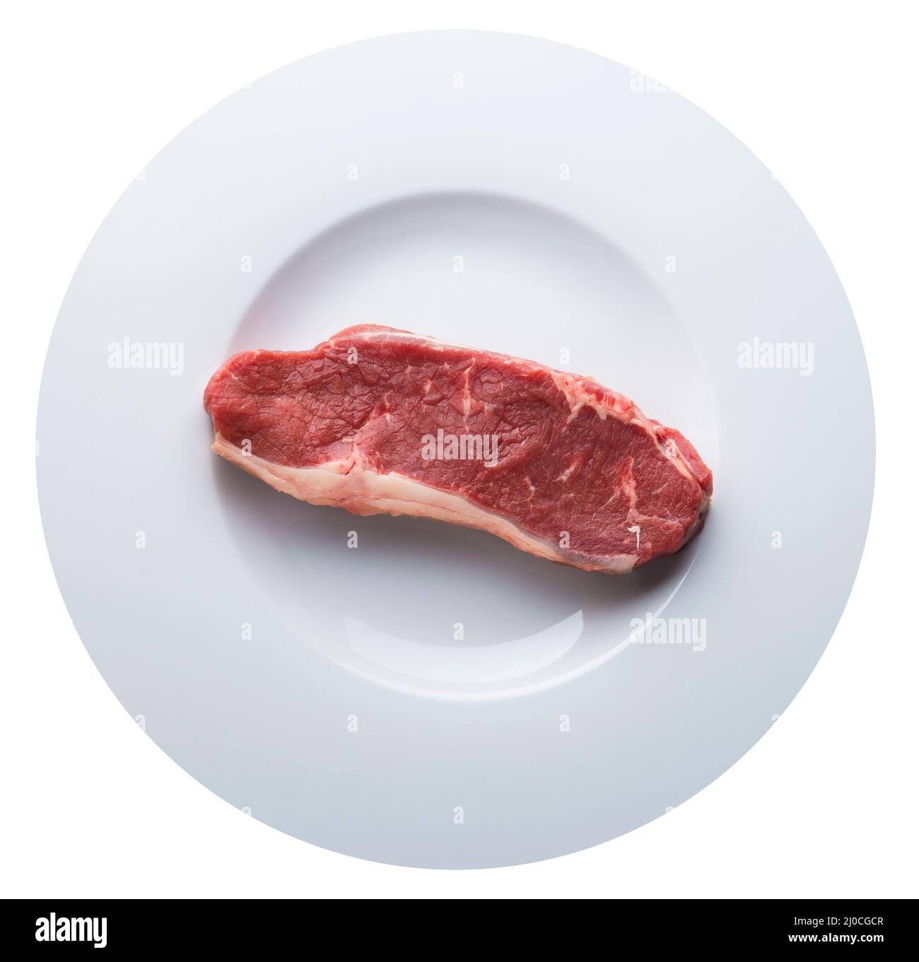 Pezzo unico di carne cruda su un piatto bianco isolato su bianco. Vista dall'alto dell'antenna Foto Stock