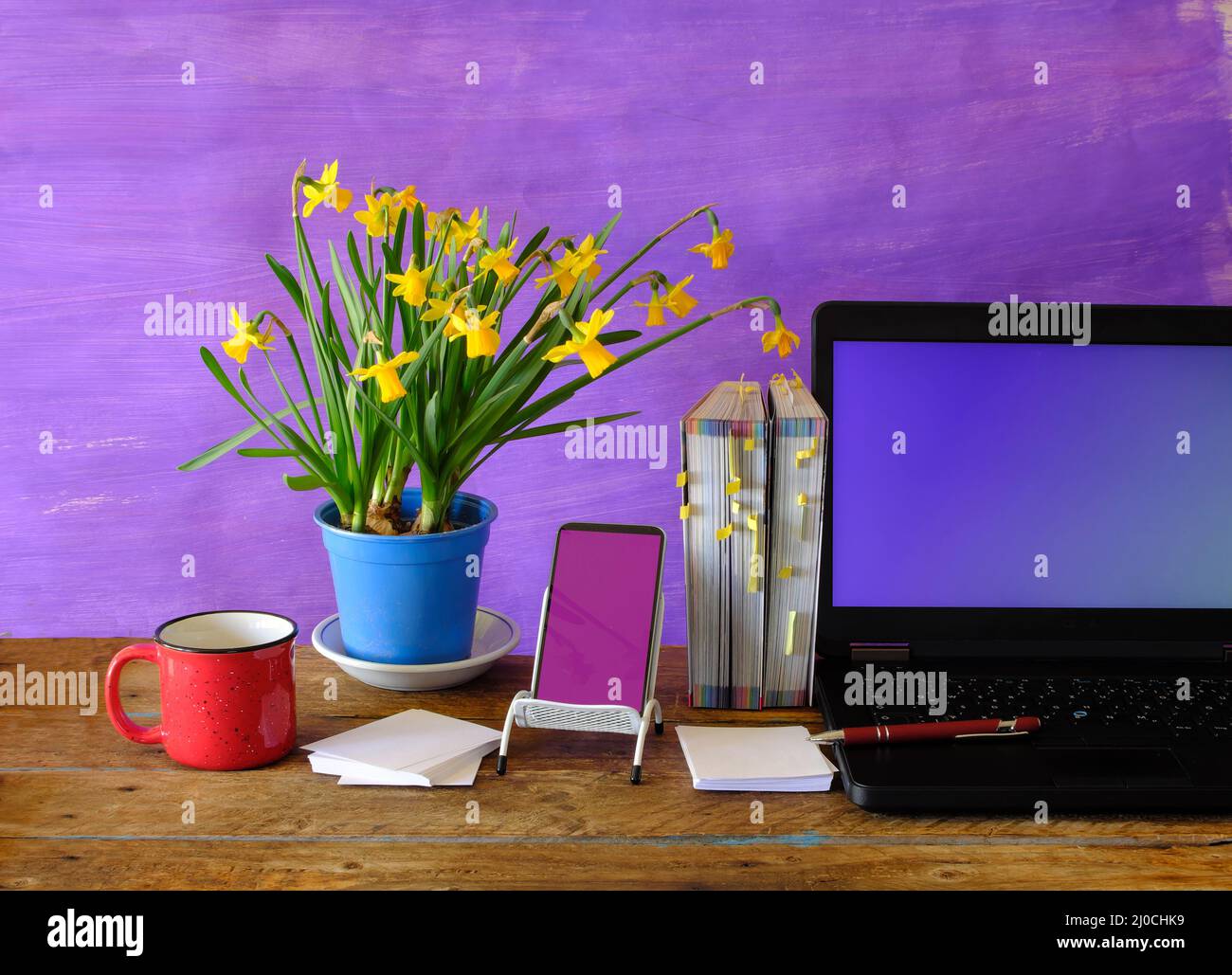 home office, istruzione, business, concetto con computer portatile, libri e fiori di primavera, spazio copia gratuito. Foto Stock