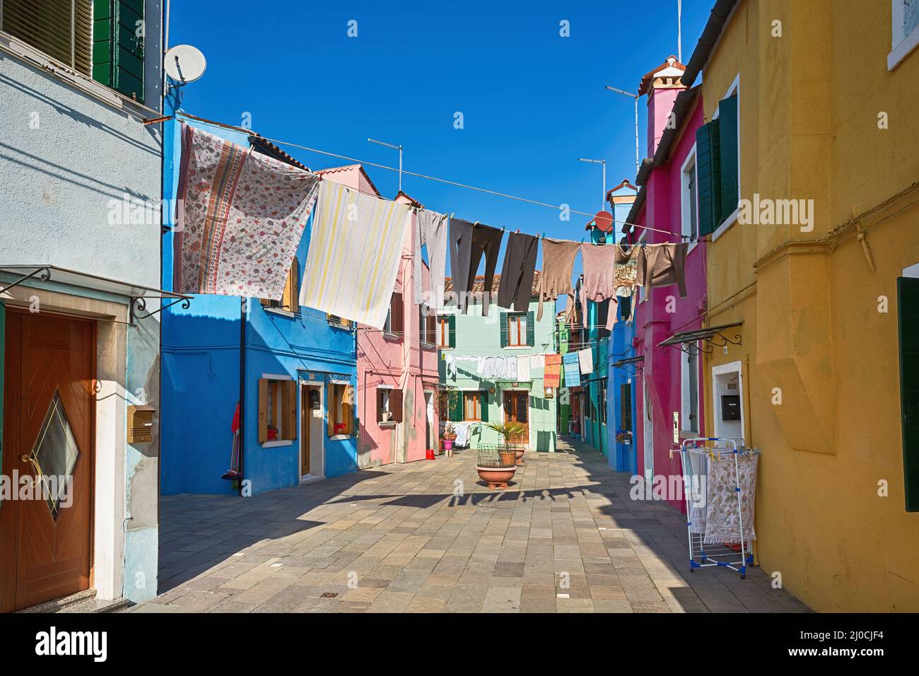 Strada colorata a Burano, vicino a Venezia , Italia Foto Stock