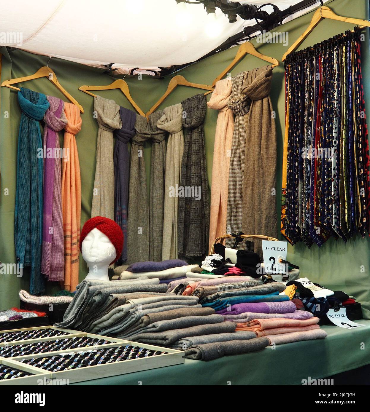 Sciarpe in vendita al Camden Lock Market, Camden Foto Stock