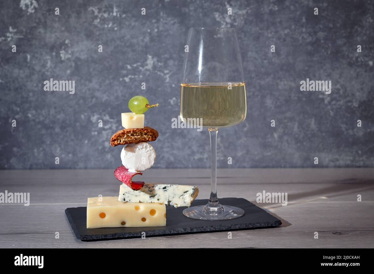 Concept Equilibrium Floating Food e White Wine Glass Foto Stock