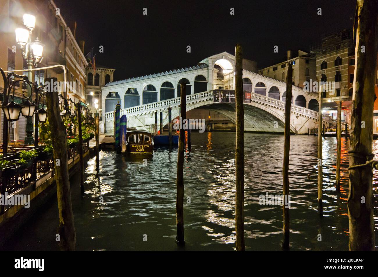 Ponte di Rialto, Venezia di Notte tranquilla e poco affollata, Italia Foto Stock