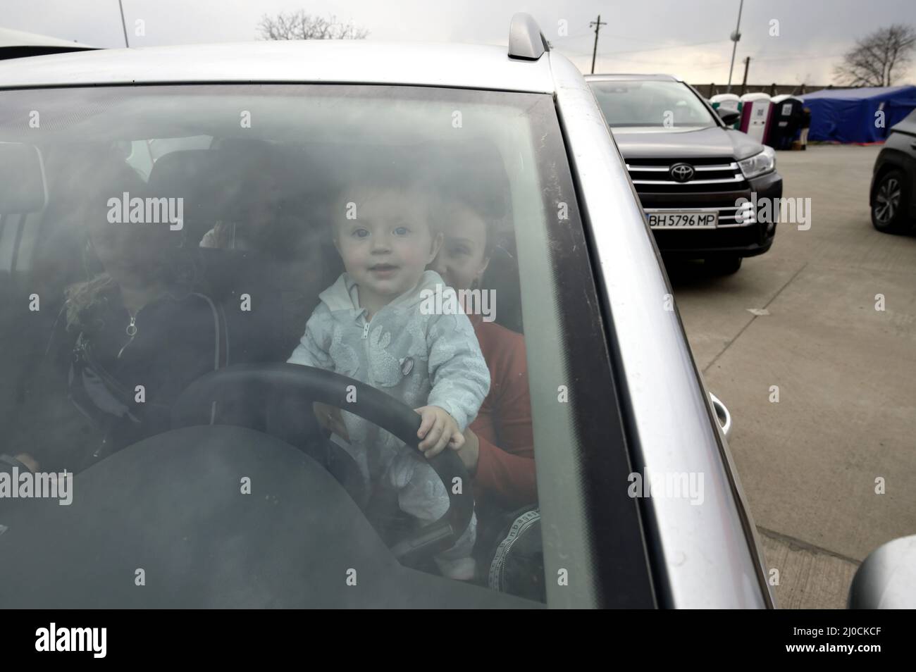 Isaccea, Romania. 08 marzo 2022. I rifugiati ucraini vengono dall'Ucraina a Isaccea in Romania dopo aver attraversato il confine. Foto Stock