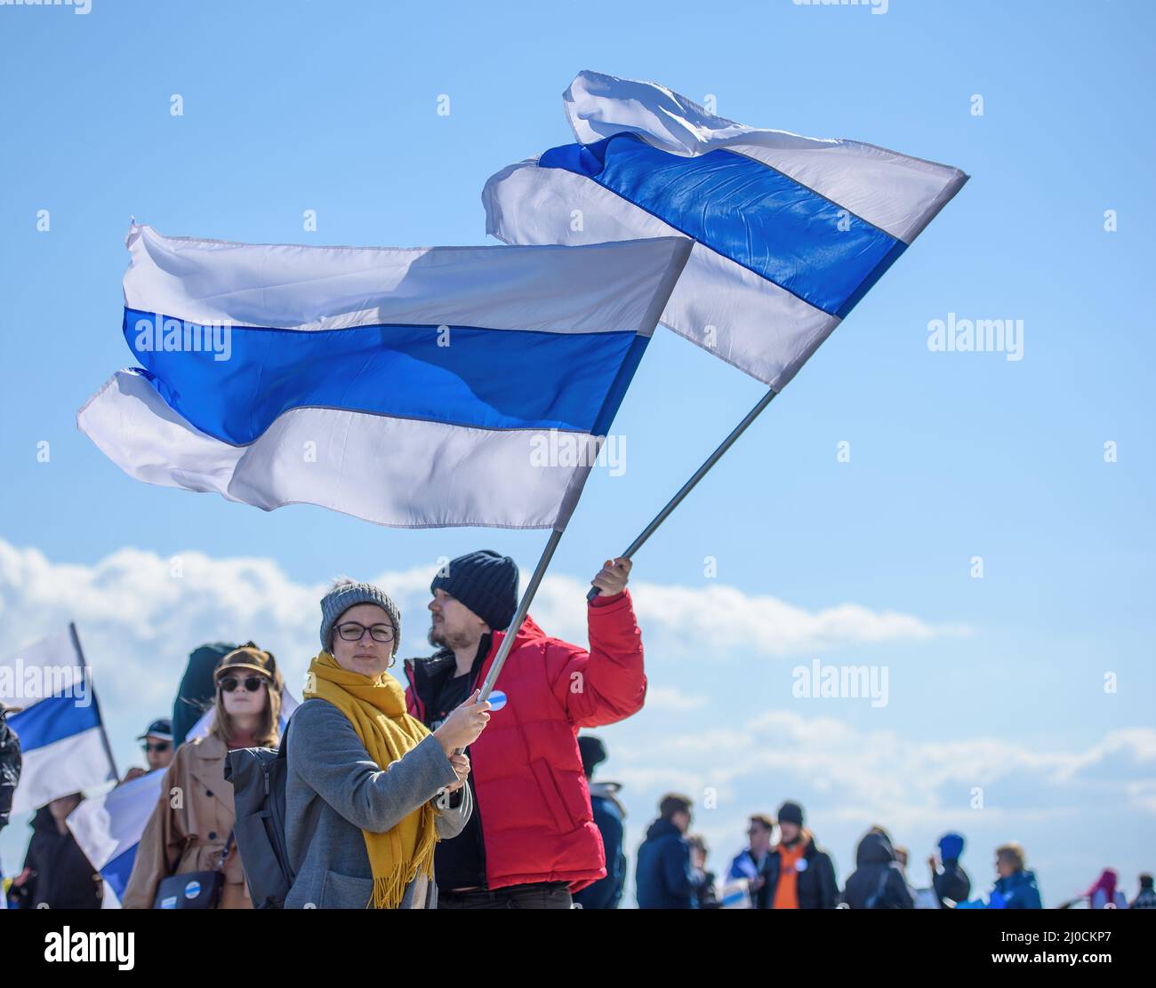 LIMASSOL, CIPRO - 13 MARZO 2022: Due manifestanti in un raduno contro l'invasione russa dell'Ucraina detengono bandiere bianche-blu-bianche, un simbolo di pro-guerra Foto Stock