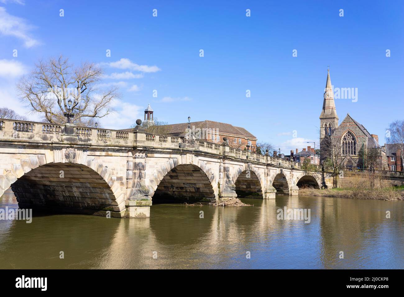 The English Bridge and Shrewsbury United Reformed Church by the River Severn Shrewsbury Shropshire England UK GB Europe Foto Stock
