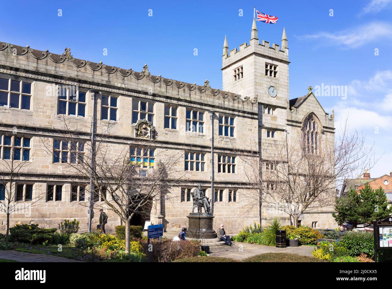 Shrewsbury Library con la statua di Charles darwin fuori Shrewsbury Town Council Castle Gates Shrewsbury Shropshire Inghilterra UK GB Europe Foto Stock