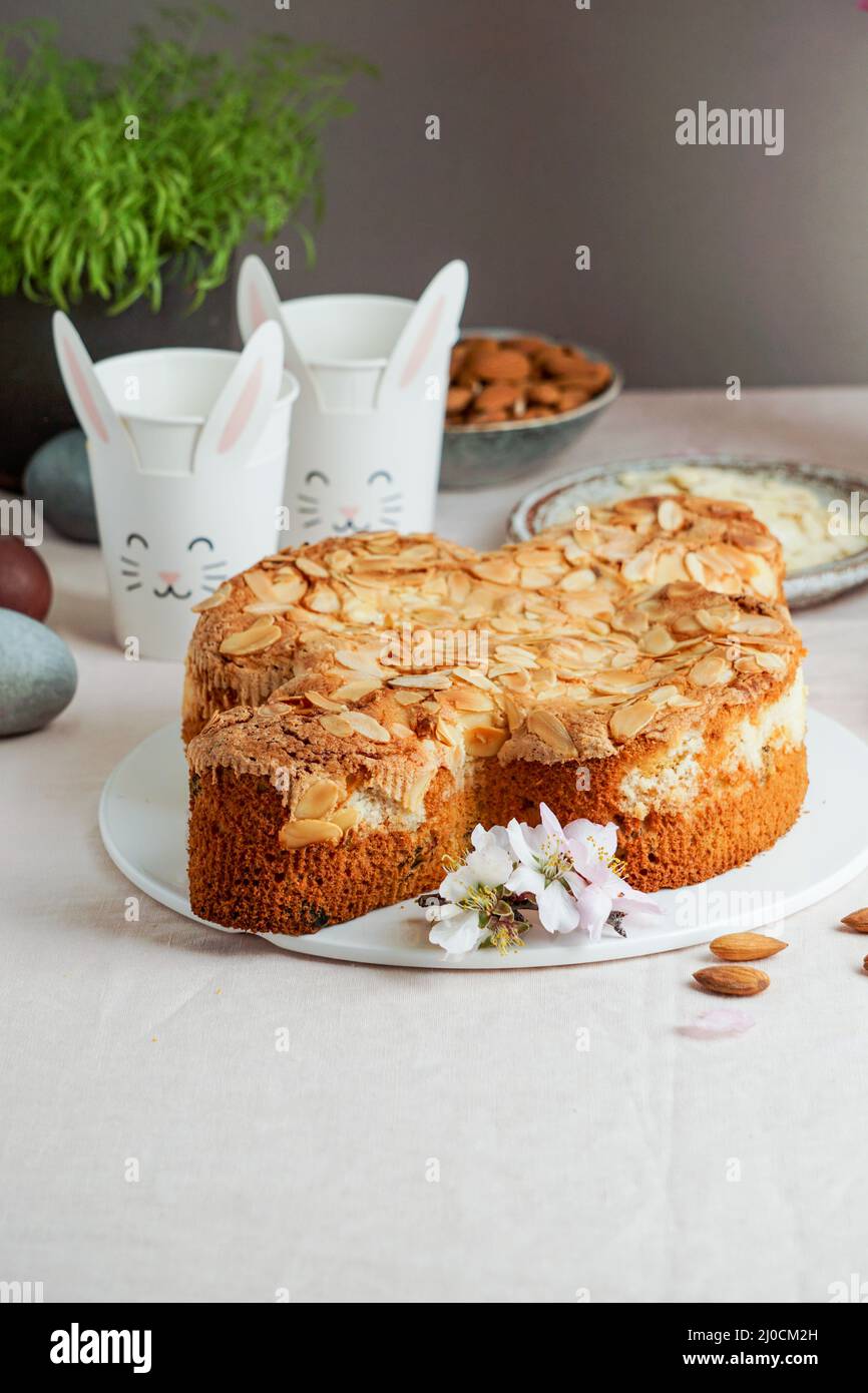 Colomba - tradizionale torta di colomba pasquale italiana con glassa, macaranage, mandorle Foto Stock