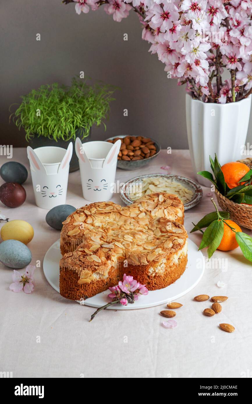 Colomba - tradizionale torta di colomba pasquale italiana con glassa, macaranage, mandorle Foto Stock
