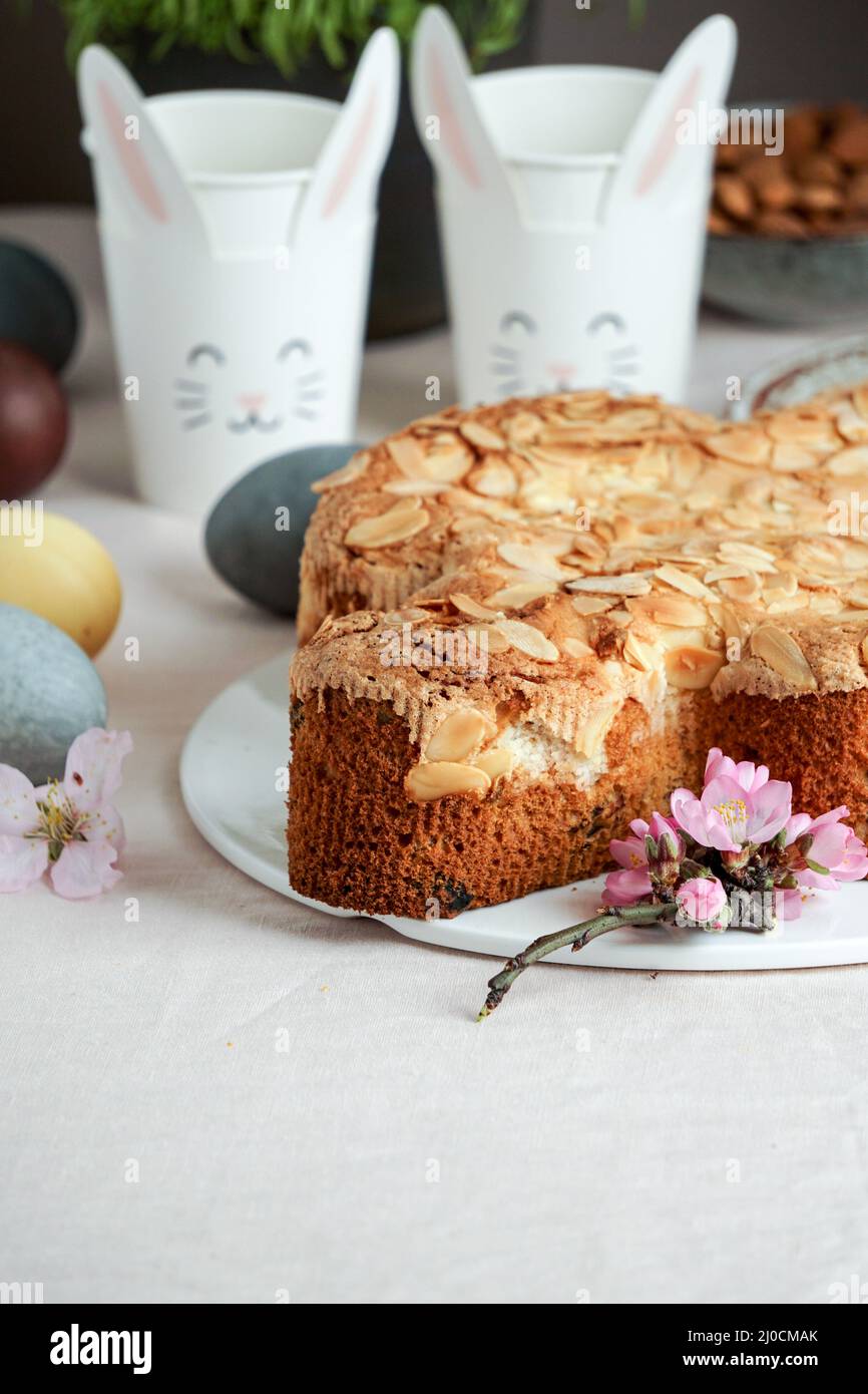 Colomba - tradizionale torta di colomba pasquale italiana con glassa, macaranage, mandorle Foto Stock