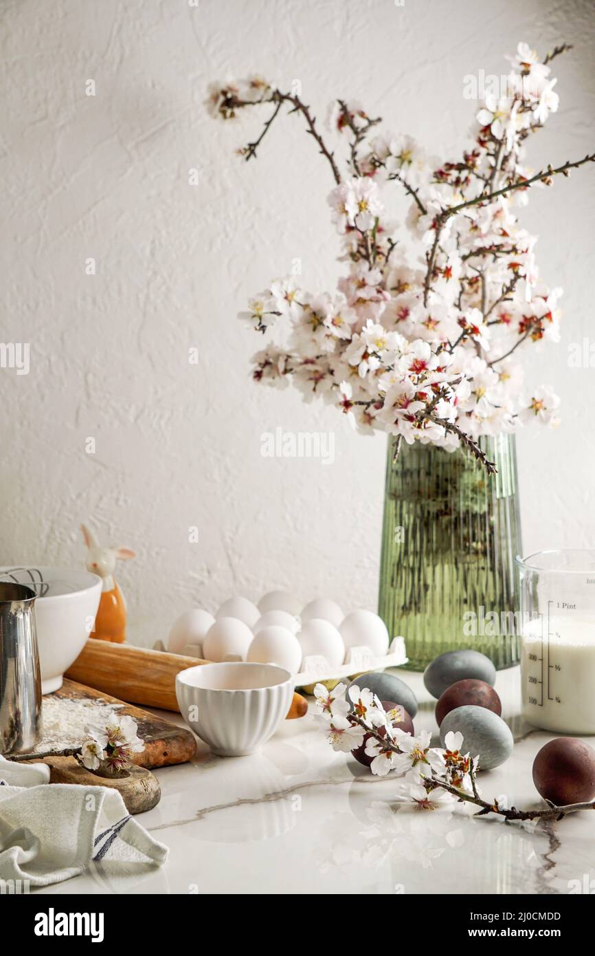 Sfondo culinario di Pasqua. Ingredienti del cibo di Pasqua composizione sul tavolo da cucina e spazio di copia per un menu di testo o una ricetta Foto Stock